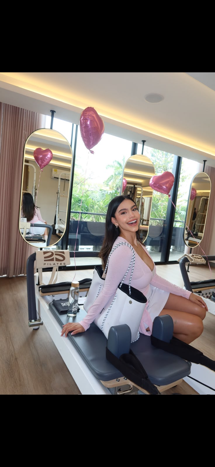 Mujer con bolso BE ACTIVE rosado